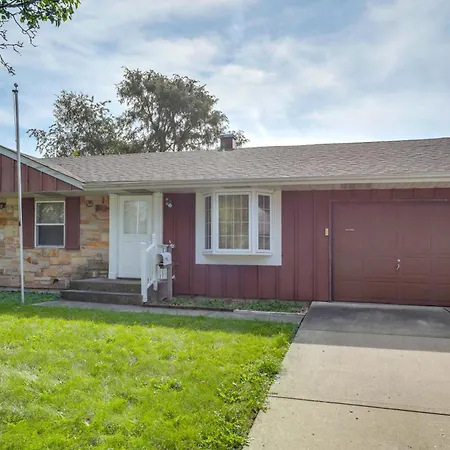 Glendale Heights Home With Office And Backyard!